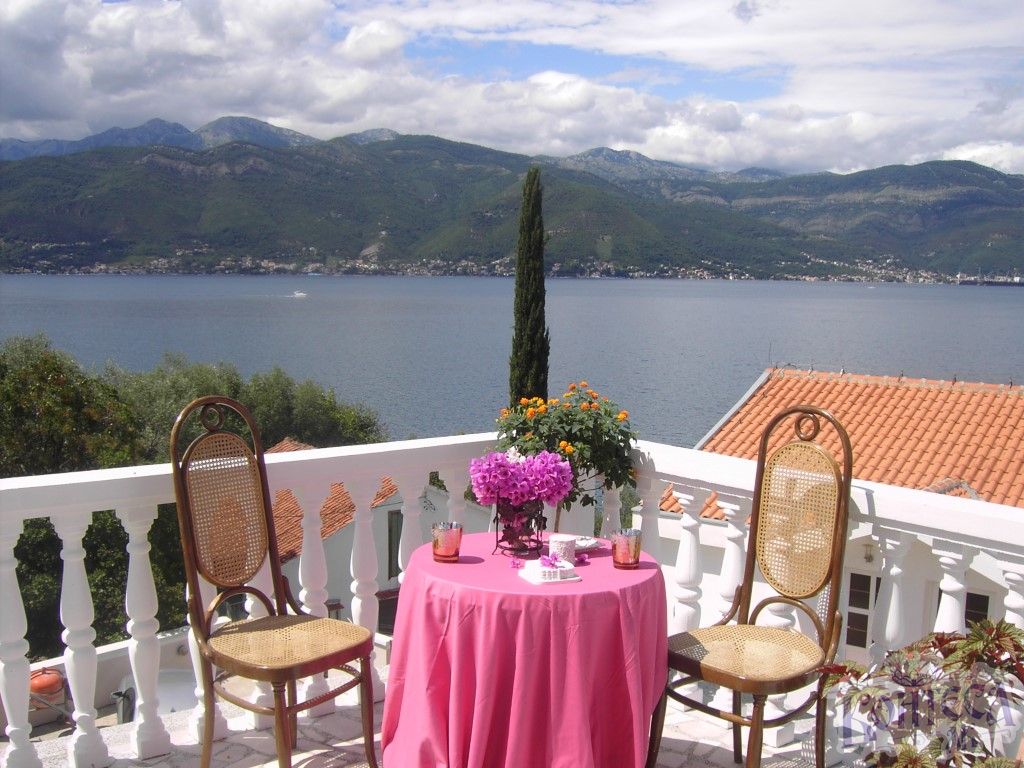 Уютный и просторный дом в Крашичи с видом на море