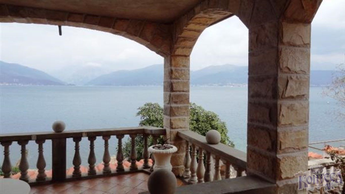 Вилла на берегу моря