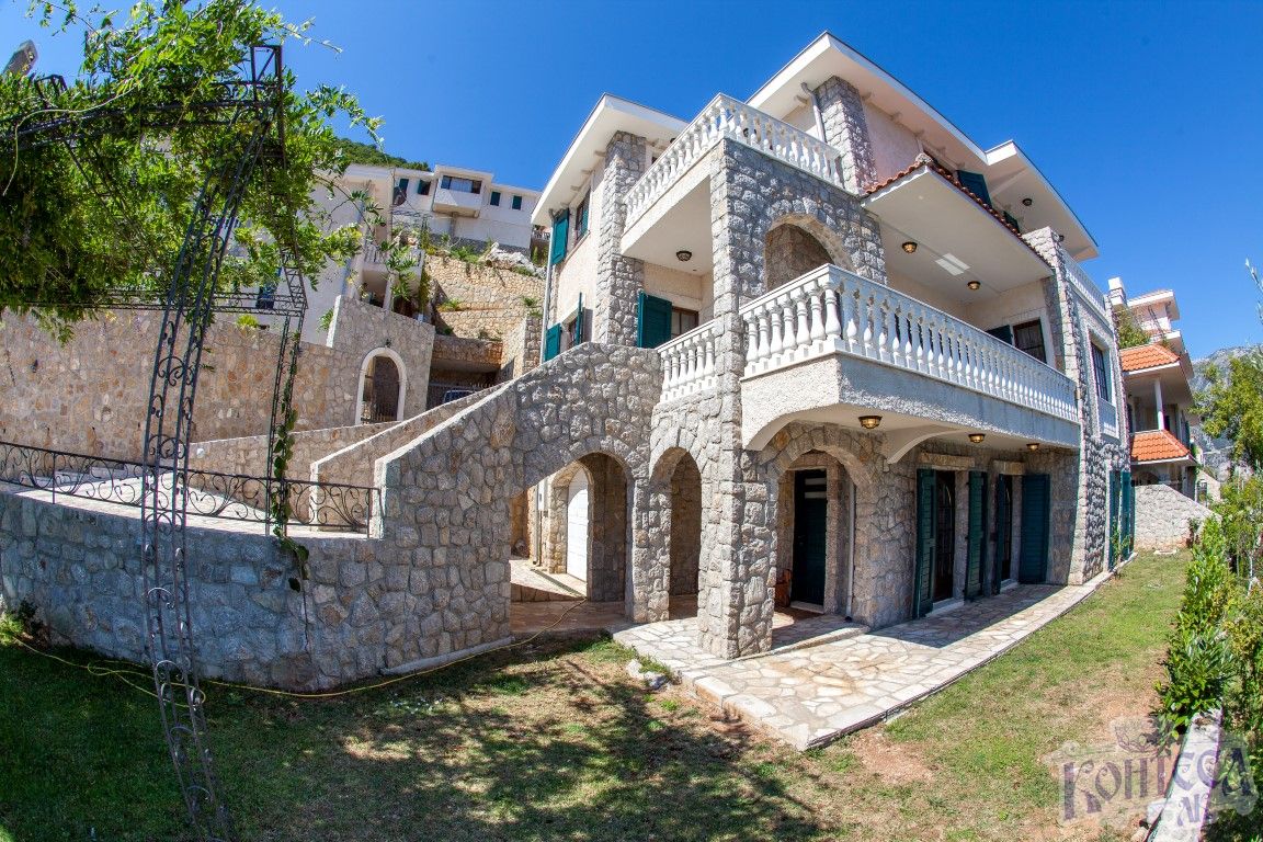 Nova moderna vila u ekskluzivnom kompleksu u  Kostanjici- Kotor. 