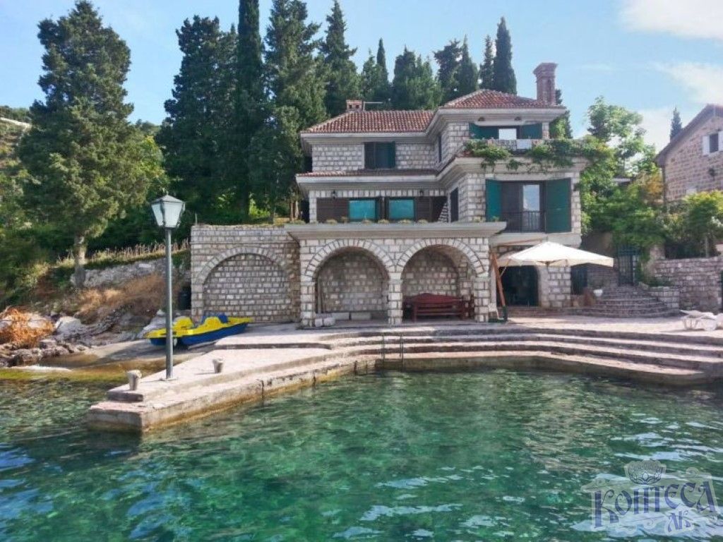 Герцег-Нови, Росe — каменная вилла 350m2, на первой линии к морю