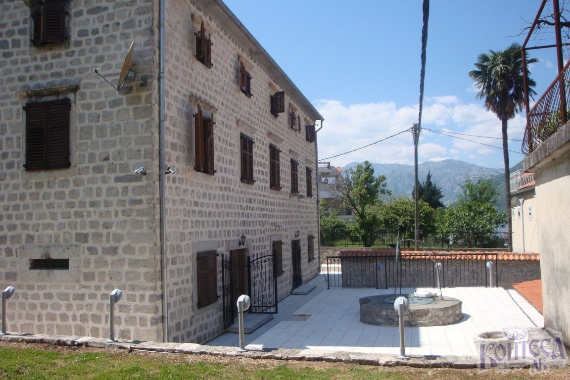 Renovirana kamena kuća, 10 metara od mora, Prčanj- Kotor