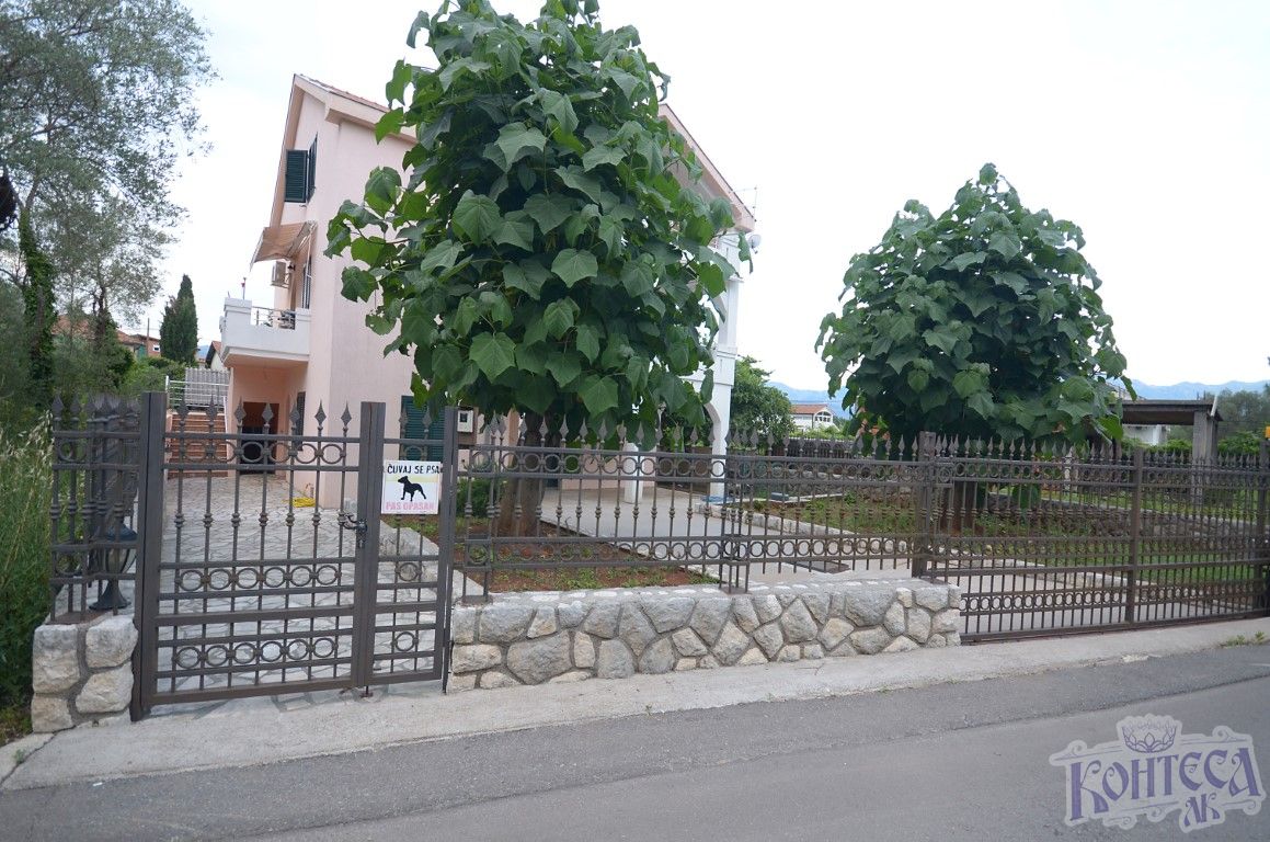 Просторный и светлый дом в Крашичи, всего 50м от моря