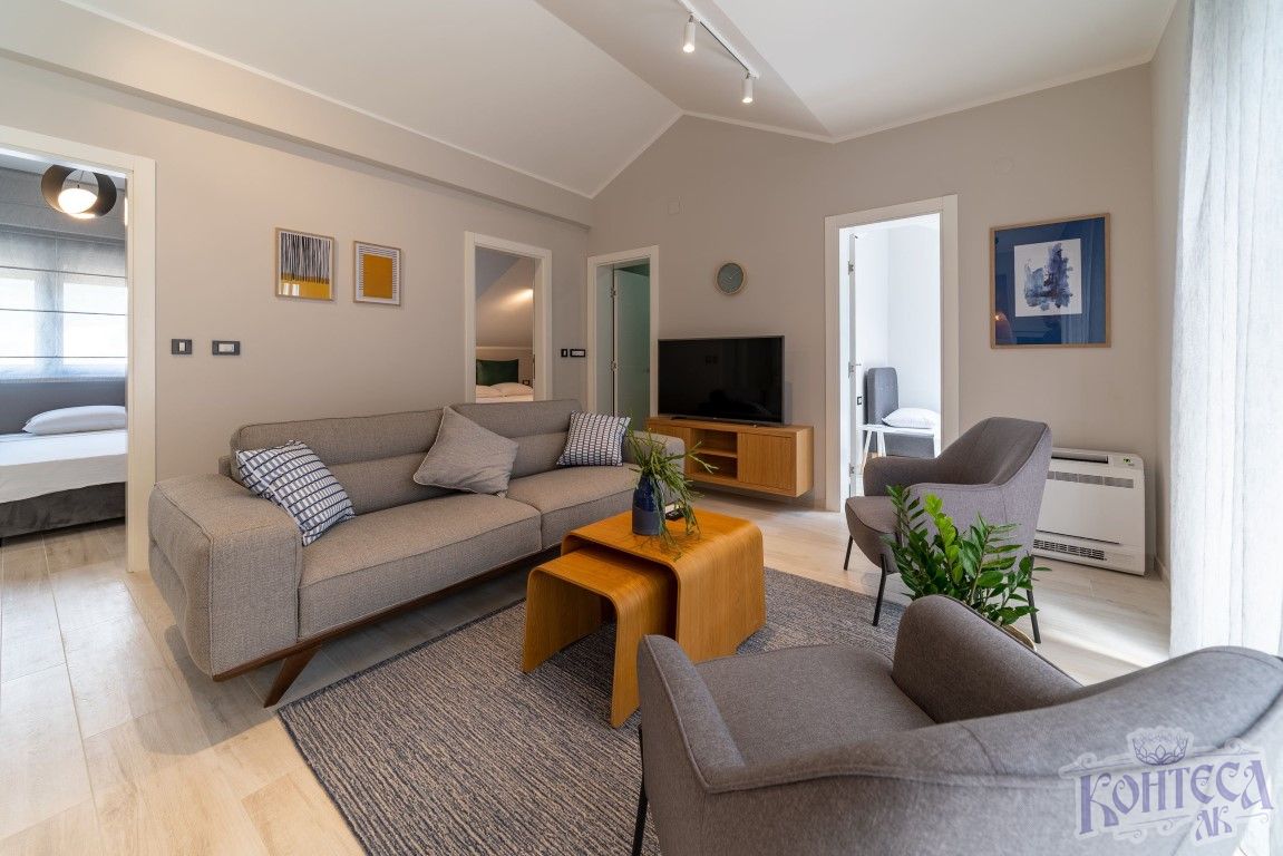 Квартира с тремяспальнями, в доме с бассейном, Донья Ластв