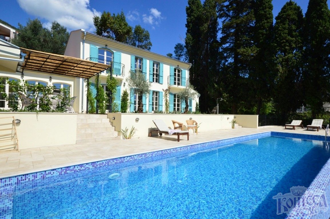 Уникальная вилла в 50 метрах от моря,Герцег Нови, Баошичи