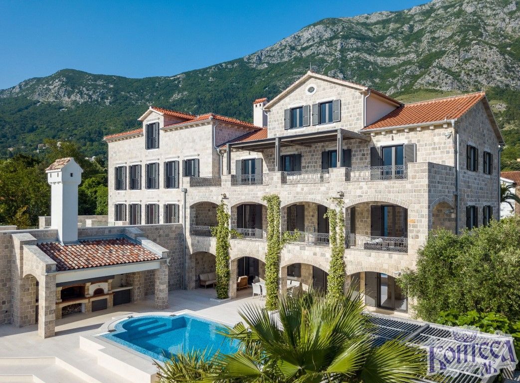 Котор, Рисан — вилла 554m2 на первой линии от моря