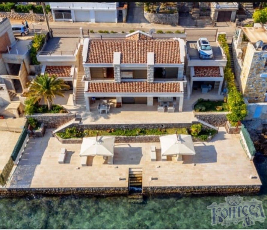 Роскошная вилла  на первой  линии моря  на южном берегу залива Тиват, Луштица полуострова !!!