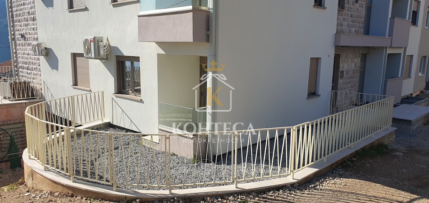 Dvosoban dupleks u kompleksu 80 metara od mora, Baošići-Herceg Novi