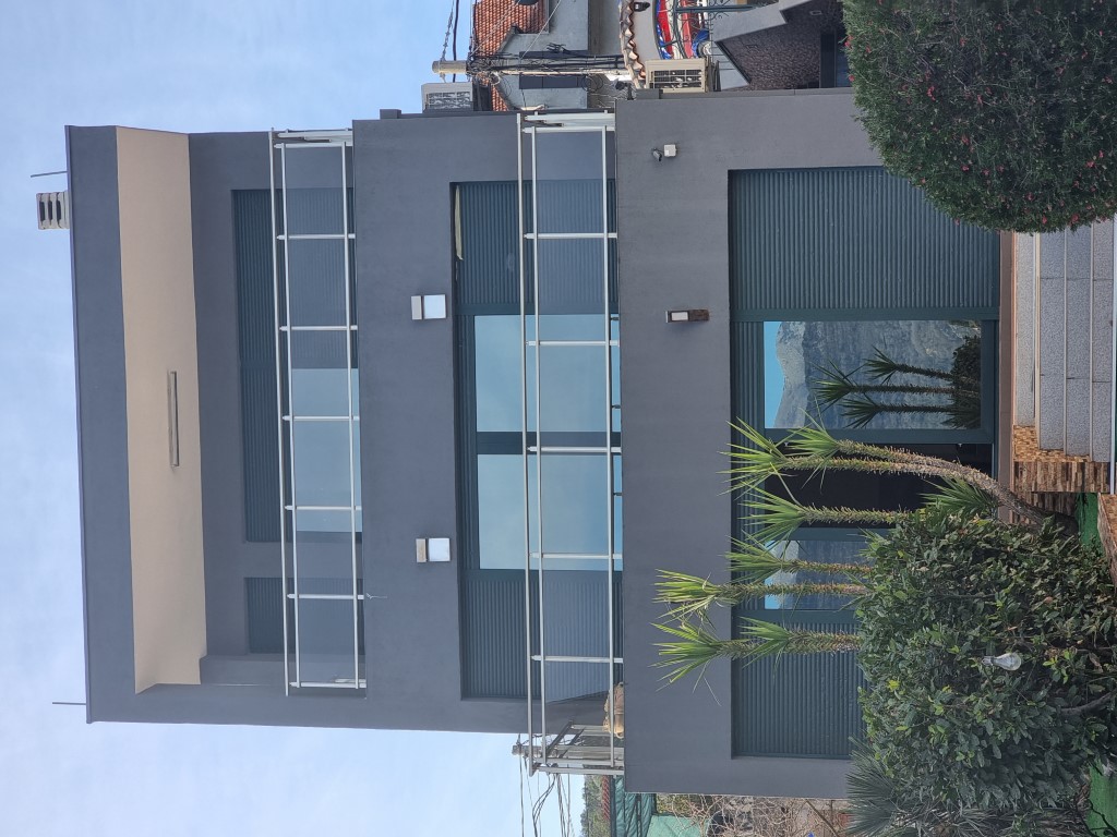 Продается современная вилла на самом берегу моря