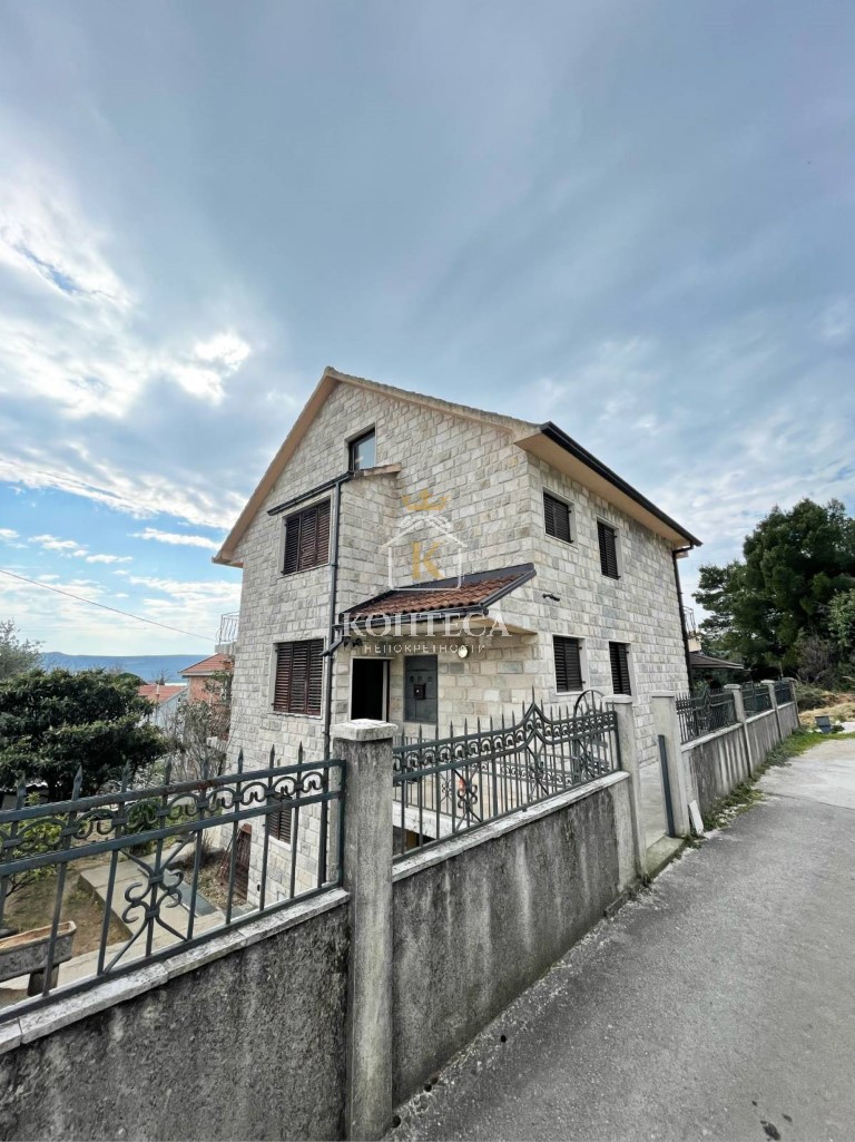 Porodična kuća sa pogledom na more-Tivat