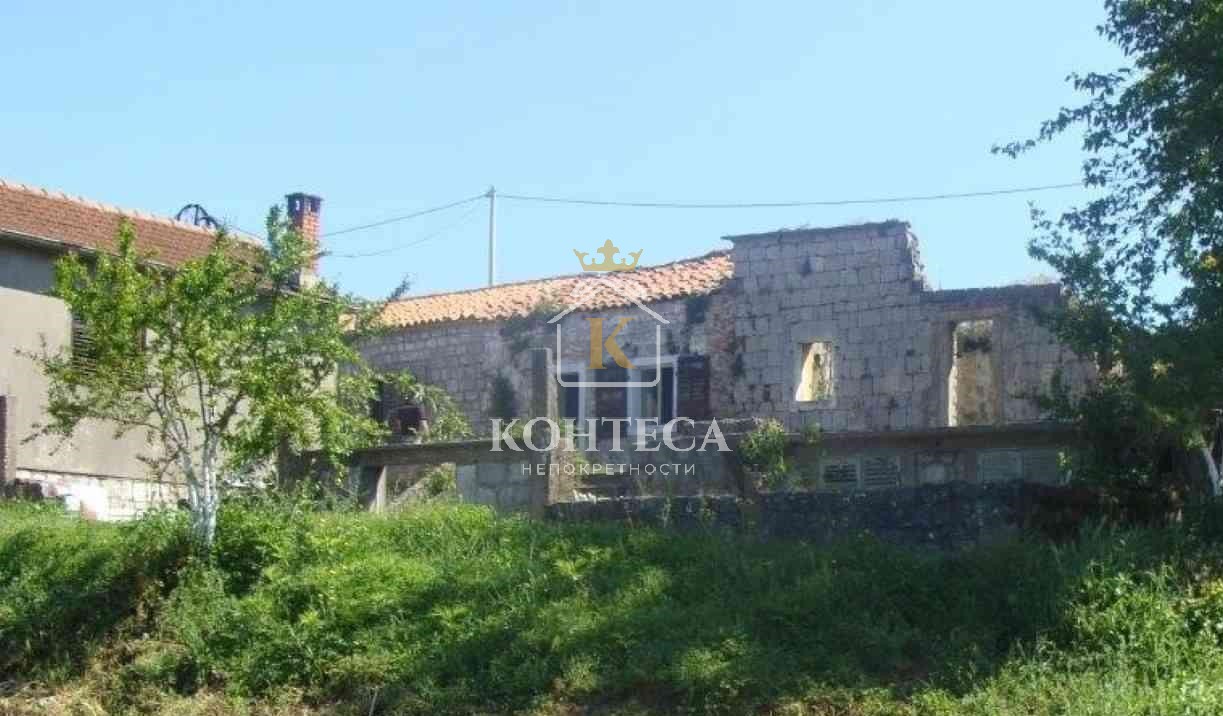 Plot with two ruins with beautiful sea view in Krimivica-Kotor