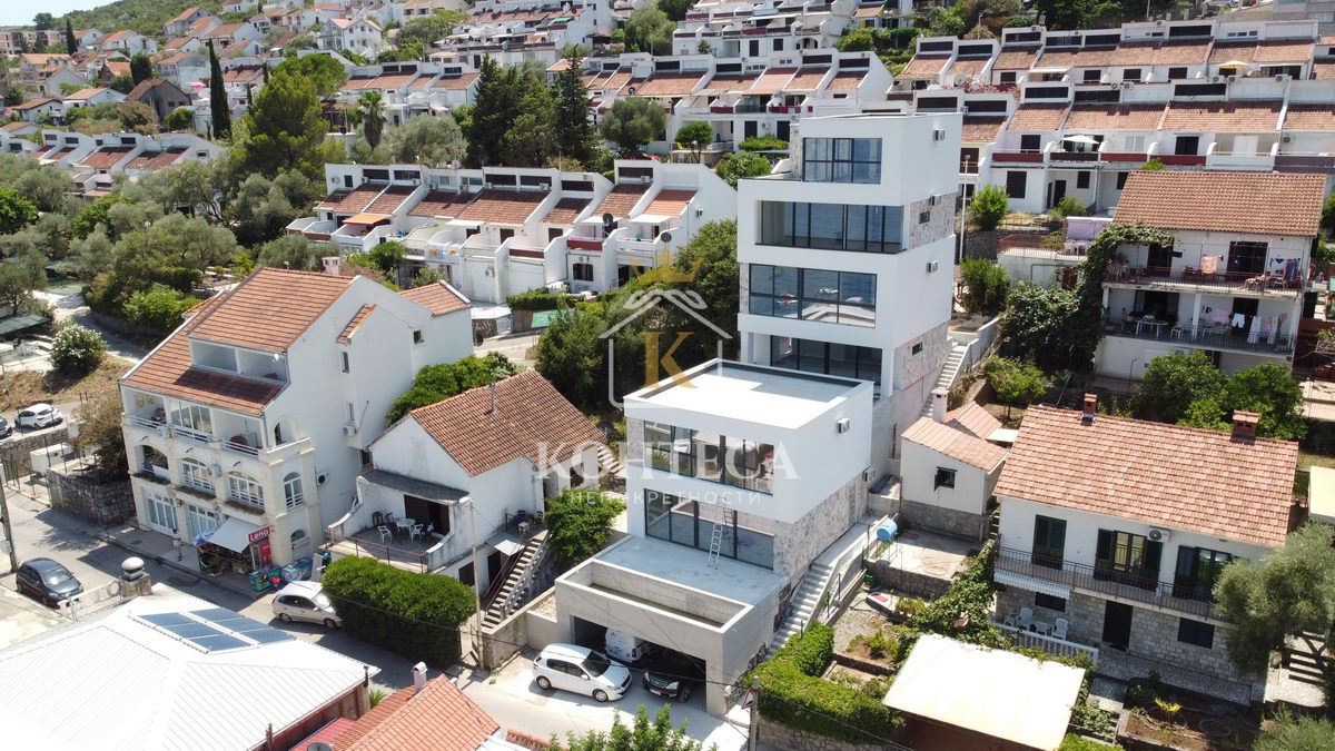 Две недавно построенные виллы с видом на море, Крашичи