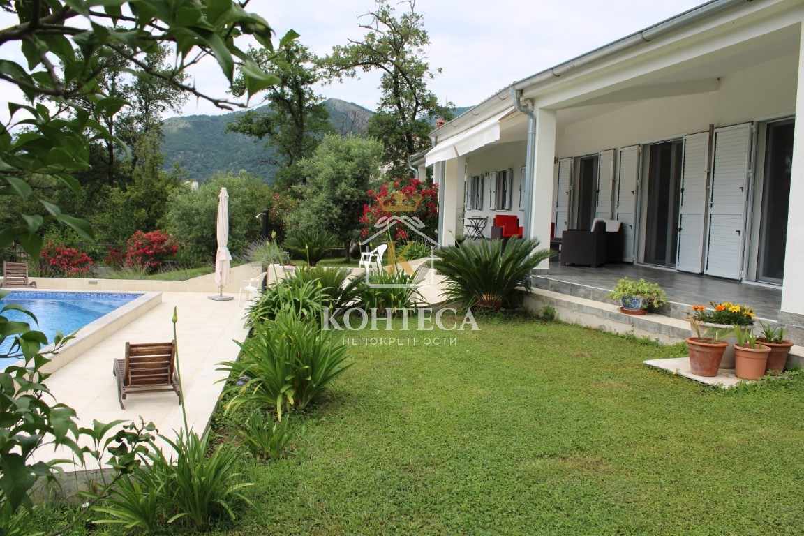 Mediterranean hacienda in a suburban area - Kavac!