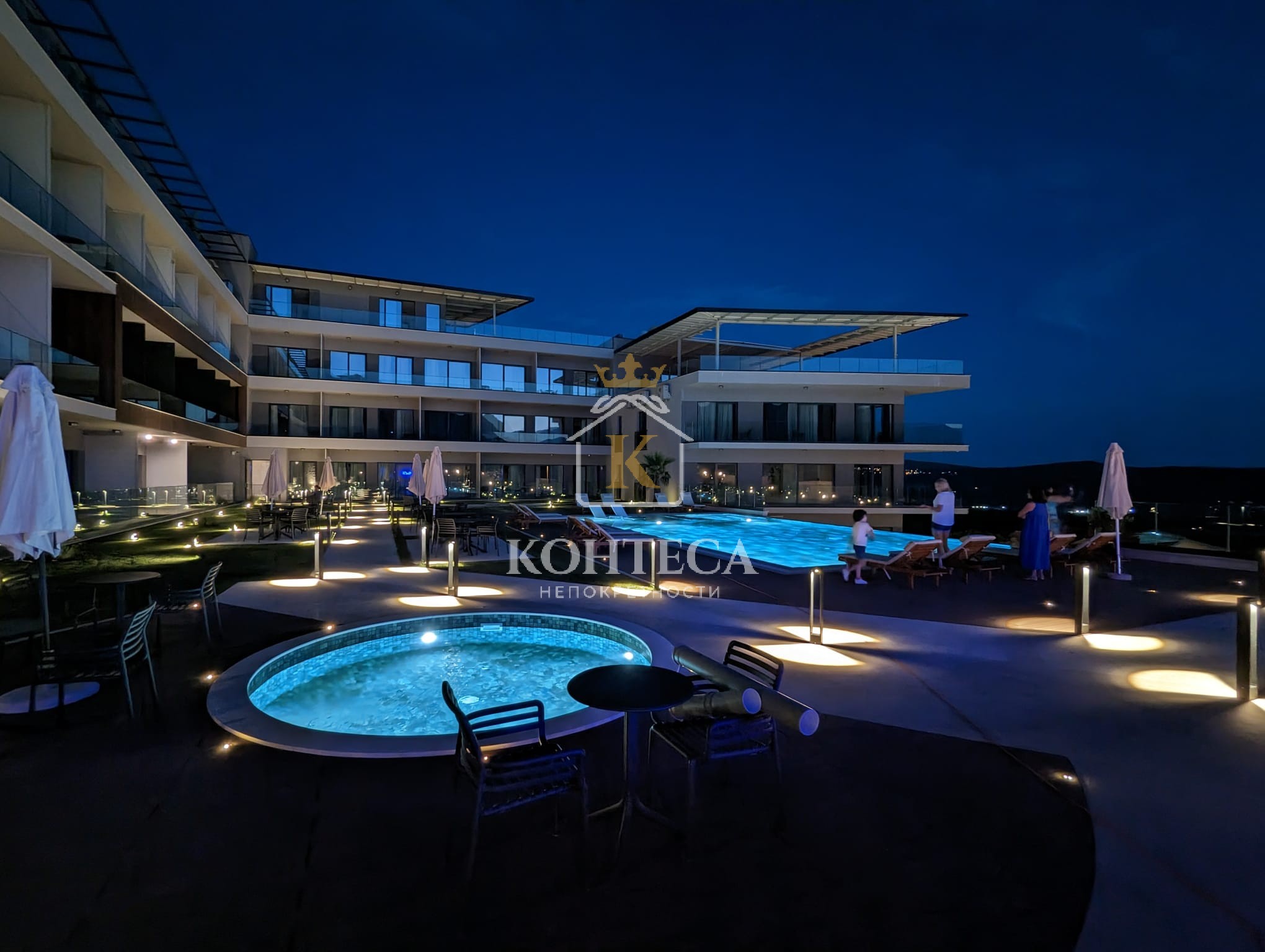 Namješten stan u objektu sa bazenom -Kavač