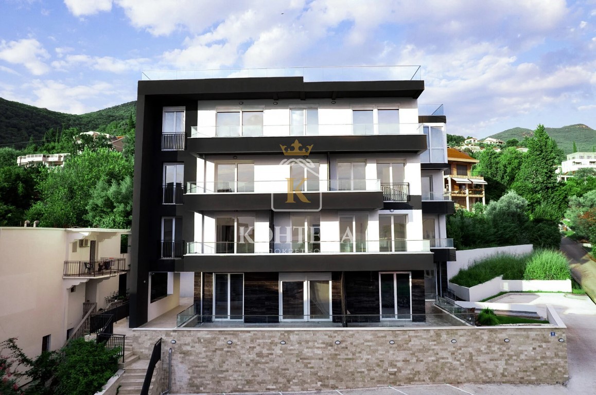 Two bedroom penthouse with sea view in Donja Lastva-Tivat