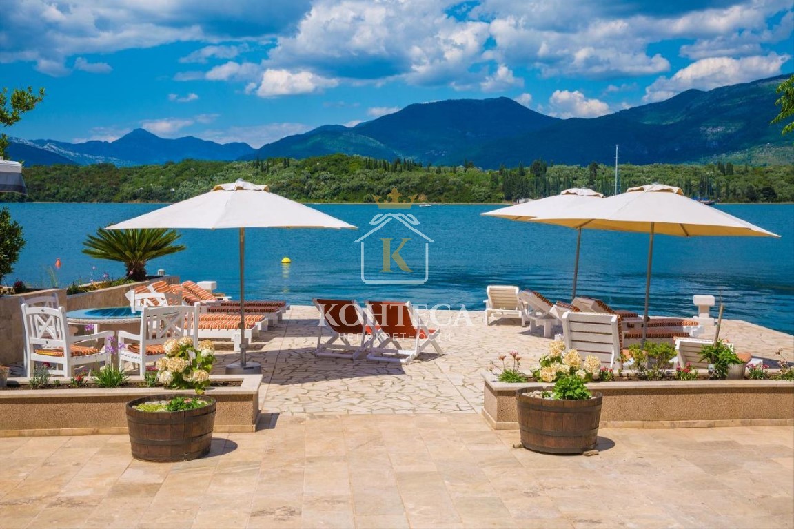 Exclusive Seaside Villa with Panoramic Views - Bay of Tivat