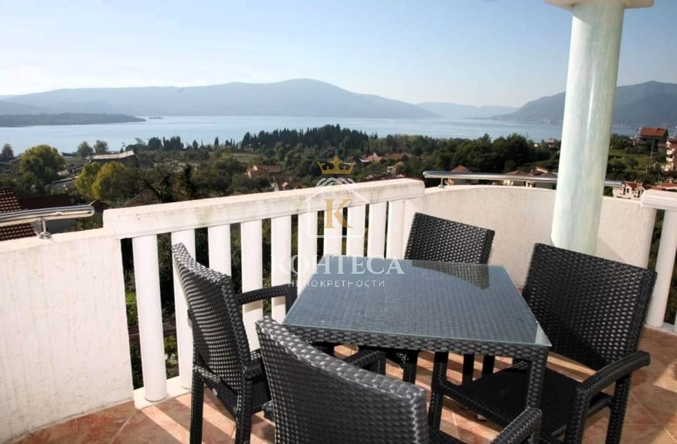 Two-bedroom, duplex apartment with sea view - Tivat, Kava
