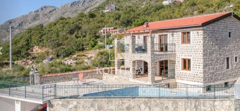 Петровац — аутентичная каменная вилла с панорамным видом на море