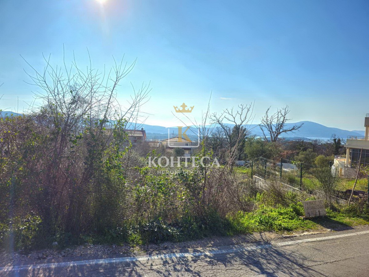 Urbanizovan plac sa pogledom na more, Kavač-Kotor