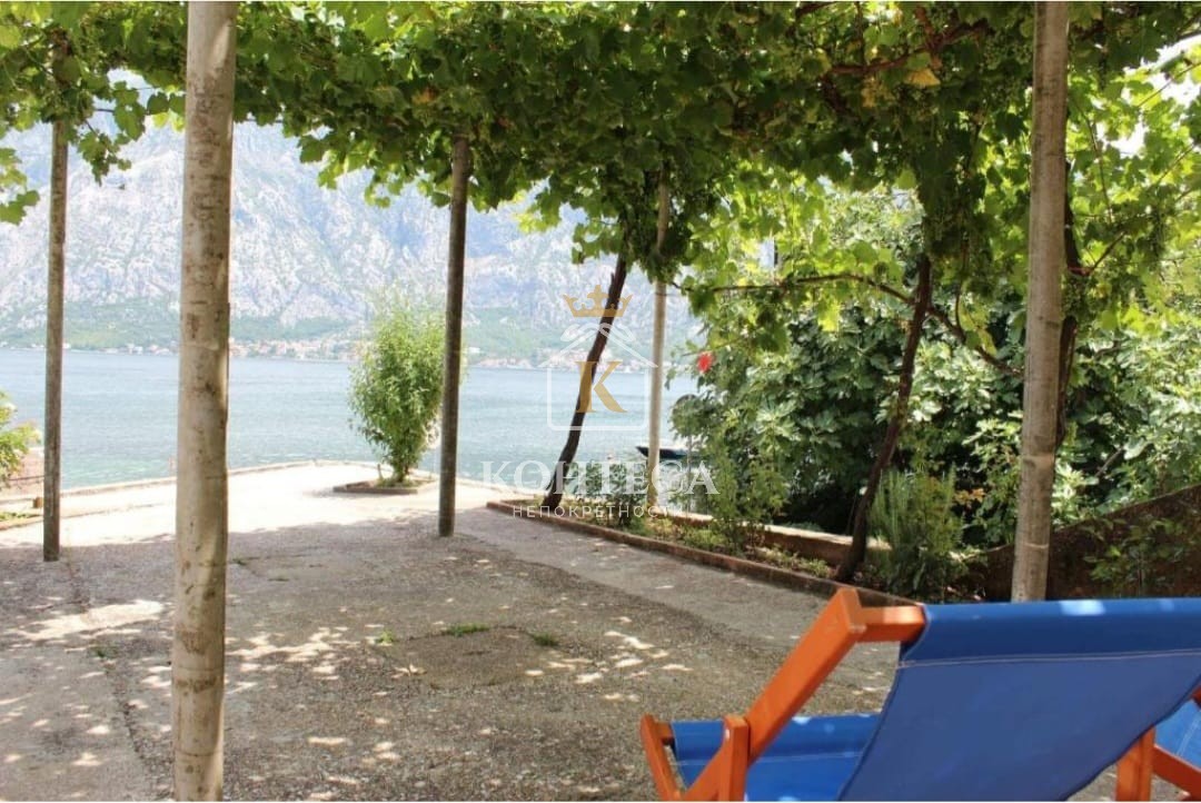 Apartment 60m² + studio 32m² with sea view, spacious terraces and 3 parking spaces | First line to the sea in Prčanj, Kotor