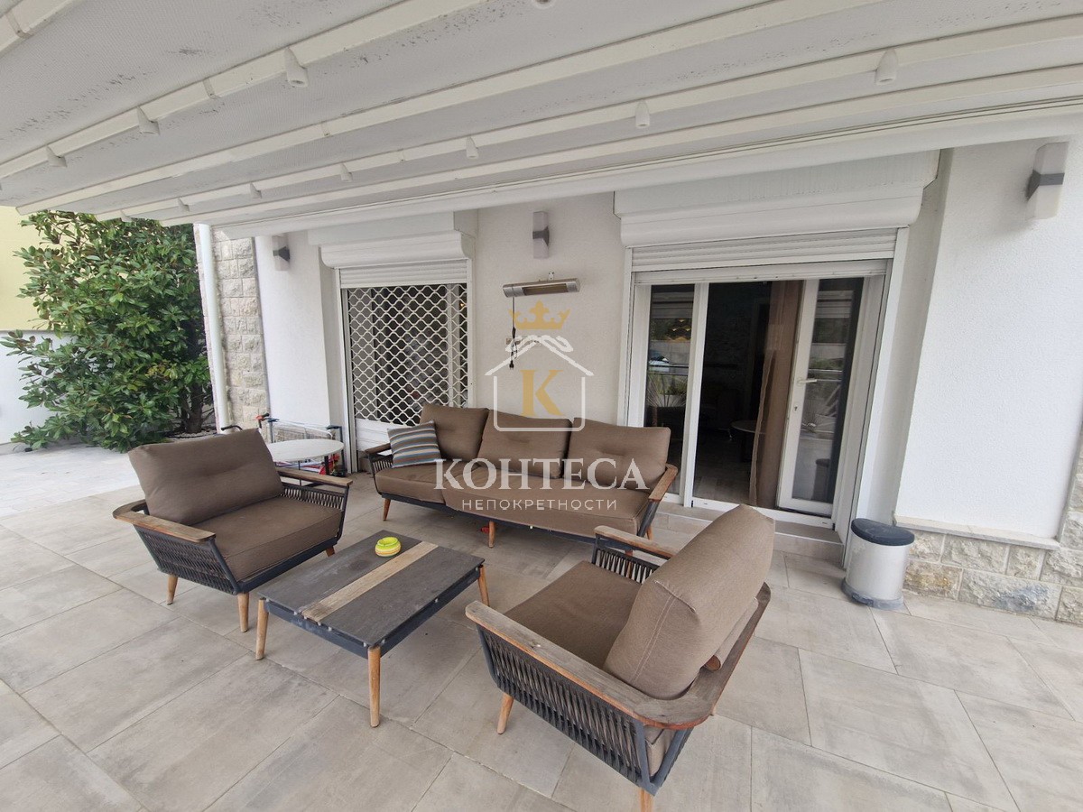 Prostran dvosoban stan u samom centru Tivta!