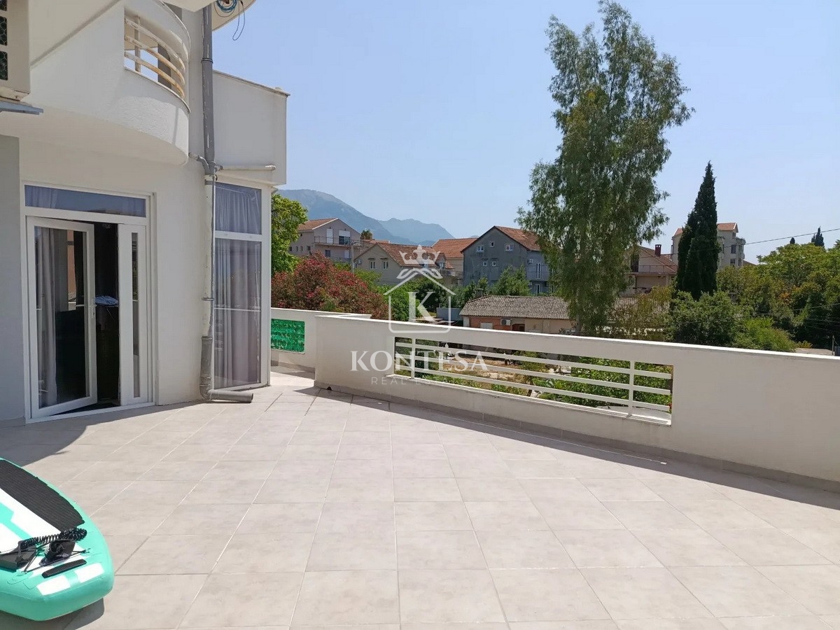 PROSTRAN TROSOBNI STAN SA VELIKOM TERASOM – TIVAT